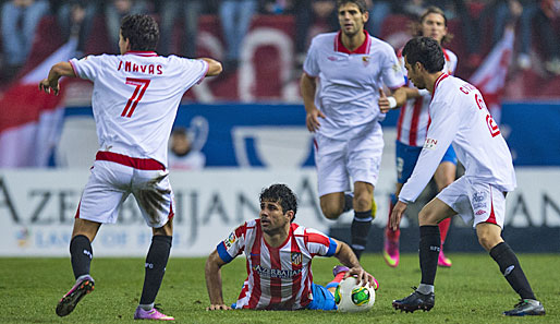 Atletico Madrid siegt, Diego Costa (am Boden) macht zwei Elfmeter-Tore