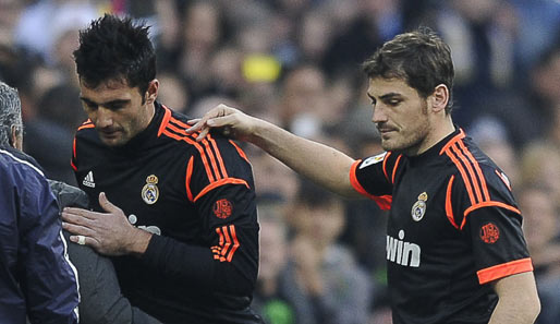 5. Minute: Adan (l.) fliegt vom Platz, Casillas kehrt ins Real-Tor zurück