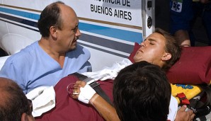 Diego Buonanotte wird nach seinem Unfall mit dem Flugzeug abtransportiert