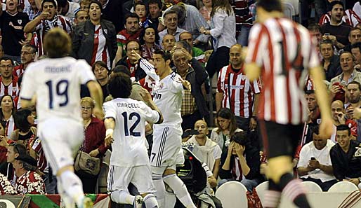 Cristian Ronaldo (M.) schoss Real Madrid in Bilbao bereits nach zwei Minuten in Führung