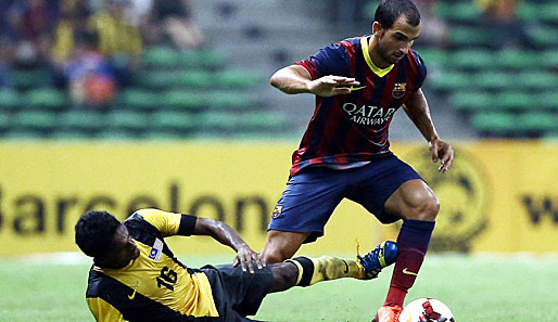 Rechtsverteidiger Martin Montoya (r.) hat in Barcelona gegen Dani Alves vor der Nase