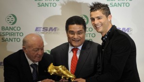 Cristiano Ronaldo (r.) mit den Legenden Alfredo Di Stefano (l.) und Eusebio (M.)