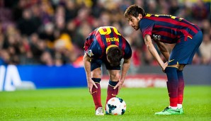 Lionel Messi (l.) weiß nicht, was mit ihm los ist
