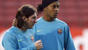 Lionel Messi (l.) und Ronaldinho spielten zusammen beim FC Barcelona