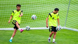 Cesc Fabregas (l.) und Xavi spielten drei Jahre gemeinsam in Barcelona