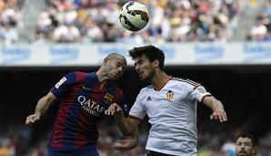 Gomes gibt hier im Kopfballduell mit Mascherano vom FC Barcelona vollen Einsatz