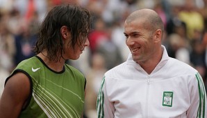 Zinedine Zidane überreichte Rafael Nadal 2005 die Trophäe der French Open