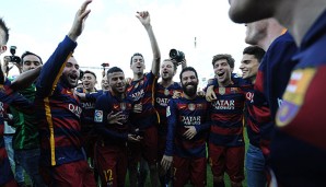 Die Spieler von Barcelona feiern die knappste Meisterschaft seit Jahren