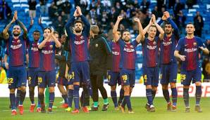 Die Spieler vom FC Barcelona feiern nach dem Sieg in Madrid