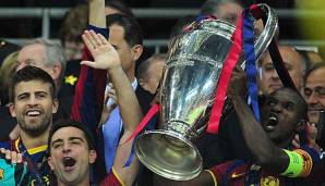 Dank Carles Puyol durfte Eric Abidal den Pokal entgegennehmen.