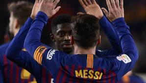 Lionel Messi klatscht mit Ousmane Dembele ab.