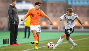Ludovit Reis ist niederländischer U-Nationalspieler - hier im Zweikampf mit Jann-Fiete Arp vom HSV.