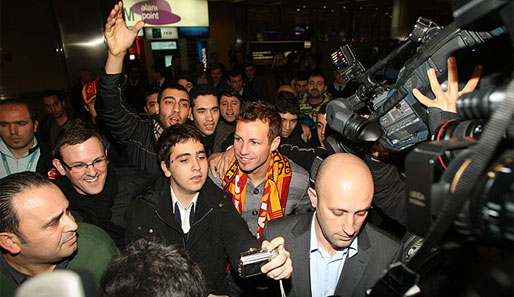 Gewohntes Bild: Zahlreiche Fans und ein großes Medienaufkommen beim Neill-Empfang am Flughafen