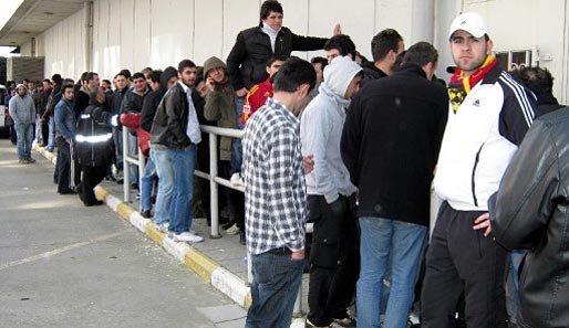 Warten auf ein Ticket für das Derby: Galatasaray-Fans beim Ticketkauf