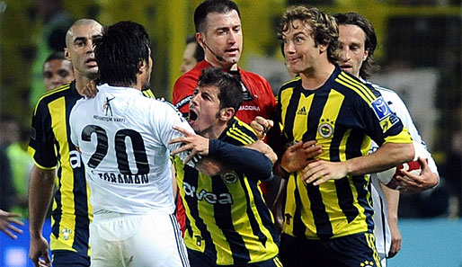 Heißes Derby: Schiedsrichter Hüseyin Göcek musste am Sonntagabend immer schlichten