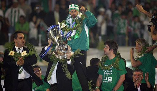 Bursaspor feiert seinen Meistertitel 2010 - ein Herzschlagfinale gegen Fenerbahce