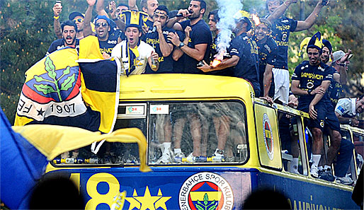 Die Spieler von Fenerbahce feiern die 18. Meisterschaft in der Süper Lig