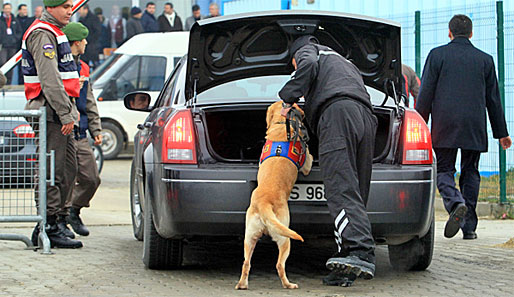 Spürhunde der türkischen Polizei suchen nach Döner-Schmuggelware