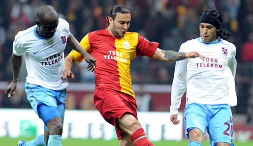 Necati Ates (M.) und Galatasaray kamen gegen Tranbzonspor zu einem 1:1