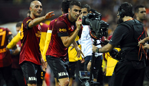 Burak Yilmaz spielt nach seinem Treffer zum 3:1 mit der Kamera
