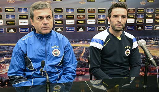 Aykut Kocaman (l.) wird auch weiterhin als Fenerbahce-Trainer vor der Presse platz nehmen