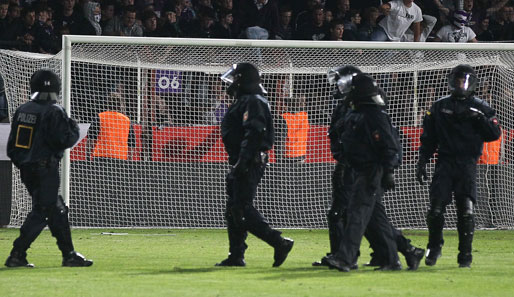 Die Polizei musste im DFB-Pokal die Situation im Gästeblock beruhigen
