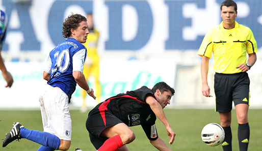 Der Magdeburger Mittelfeldspieler Daniel Bauer (l.) wurde von vermummten Fans bedroht