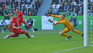 Früher Schock: Bayerns Keeper Ron-Thorben Hoffmann kann dem Ball zum Wolfsburger 1:0 nur hinterherschauen.