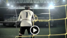 Roman Weidenfeller vom deutschen Meister Borussia Dortmund in einem Werbespot