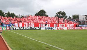 Schalke-Fans zeigen Clemens Tönnies die Rote Karte.