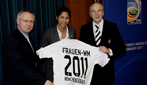 OK-Präsidentin Steffi Jones (Mitte) treibt die Planungen für die WM 2011 erfolgreich voran