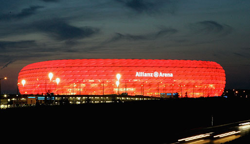 Bei Nacht leuchtet die Allianz Arena je nach Event in rot oder hellblau