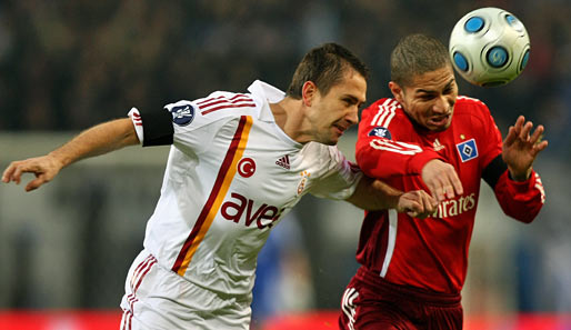 Hamburgs Paolo Guerrero (rechts) im Zweikampf mit Galatasaray-Verteidiger Emre Asik