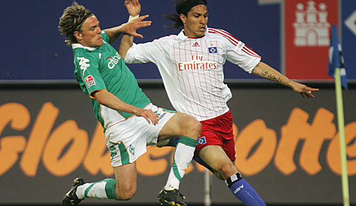 Ein Bild aus dem Hinspiel: Clemens Fritz attackiert den im Rückspiel gesperrten Paolo Guerrero