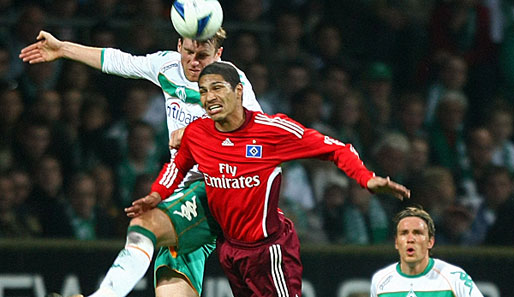 Bremens Per Mertesacker (l.) und Paolo Guerrero vom HSV kämpfen in der Luft um den Ball