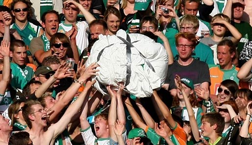 Nach dem Sieg im UEFA-Cup-Halbfinale feierten Bremen-Fans in der Bundesliga mit einer Riesenkugel
