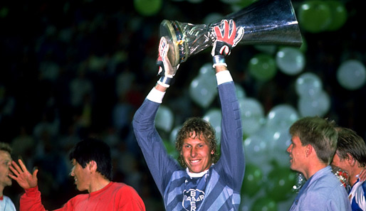 Nach einem Elfer-Krimi gegen Barcelona holt Rüdiger Vollborn (M.) 1988 mit Bayer den UEFA-Cup