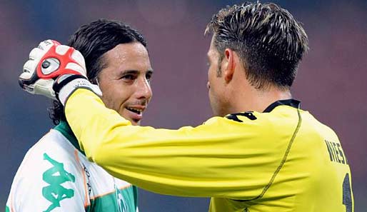 Claudio Pizarro (l.) und Torhüter Tim Wiese glauben fest an das zweite Finale für Werder Bremen