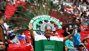Der Azteken-Stammesführer begleitet sein Gefolge bis nach Russland