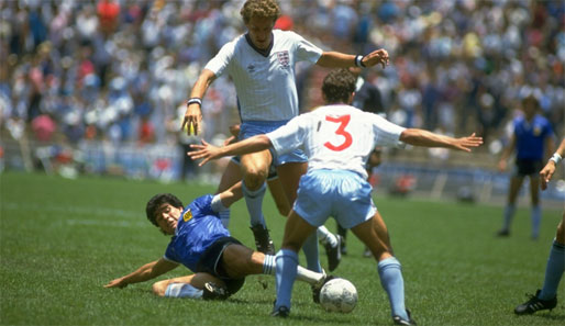 Lang ist es her: Maradona grätscht Butcher regelkonform den Ball weg. Samson (3) schaut zu