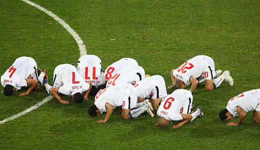 Ein Tor und ab zum Gebet: Die ägyptischen Spieler nach dem 1:0 gegen Weltmeister Italien