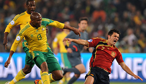 Autsch! Spaniens David Villa (re.) bekommt vom Südafrikaner Kagisho Dikgacoi auf die Socken