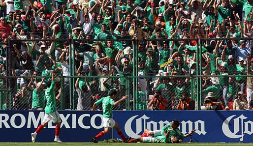 Die Mexikaner bejubeln den entscheidenden Treffer von Miguel Sabah gegen die USA