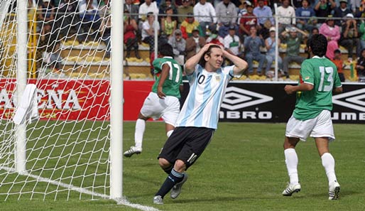 Lionel Messi (2.v.r) trägt in der Nationalmannschaft die Nummer 10: Die Zahl Maradonas