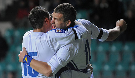 Edin Dzeko (r.) erzielte für Bosnien den ersten Treffer und feierte mit Sejad Salihovic (l.)