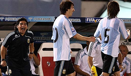 Maradona (l.) unter Druck: In Uruguay geht es um die WM-Quali - und um seinen Job