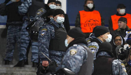 Nicht nur Rehhagels Kicker auch ukrainische Polizisten sind vor der Schweinegrippe auf der Hut