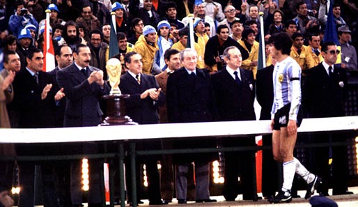Junta-General Jorge Videla (links neben dem Pokal) kurz vor der Pokalübergabe an Daniel Passarella