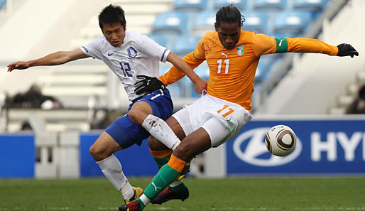 Didier Drogba (r.) und die Elfenbeinküste schieden beim Afrika-Cup gegen Algerien aus