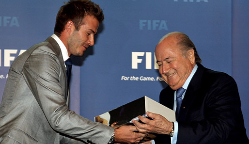 David Beckham übergibt die WM-Bewerbungsunterlagen an Sepp Blatter